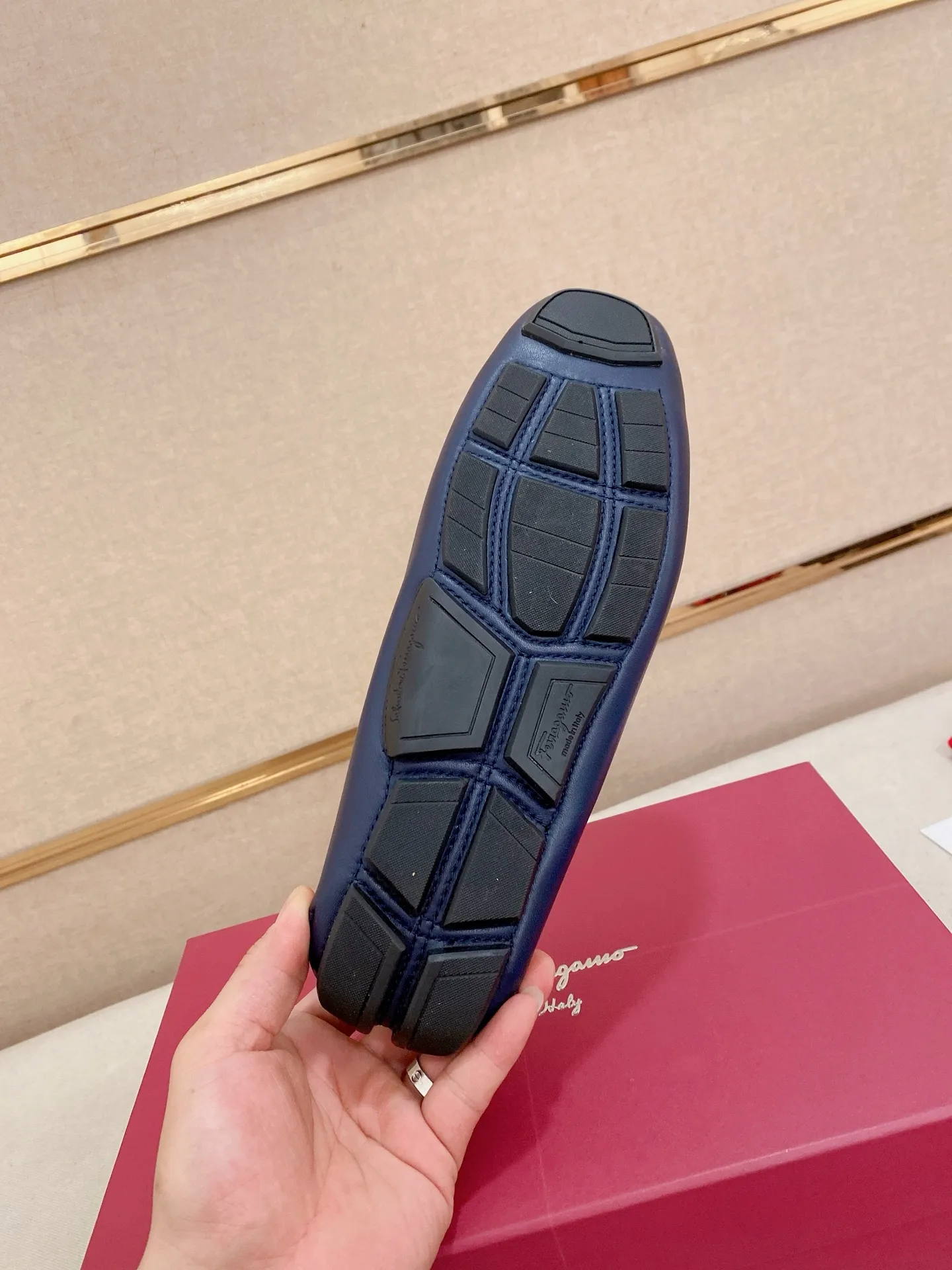 Men's shoes💰: 540💰High-end quality! Ferragamo🆕🆕Exclusive hot-selling products in stock🔥🔥New products on the shelves, high-quality Ferragamo men's pea shoes, high-end casual driving shoes, with complete packaging! 💪 💪 Material: imported first-layer pebbled cowhide 🐂 + imported high-quality water-dyed cowhide lining + wear-resistant outsole 👍🏻👍🏻 Features: high-end and comfortable, purely handmade 🚀 🚀 Create the perfect shoe that suits you best 🔥 🔥 Size: (38-44) 45 standard size can be customized!